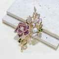Detalle macro del broche de ramo de rosas de cristal con diamantes de color en oro - Broche de Ramo de Rosas Rosas