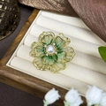 Elegante broche de peonía con pétalos de esmalte verde y centro de perla blanca refinada - Verde