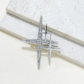 Zilveren vierpuntige sterbroche met strasstenen op witte stenen oppervlakte - Verzilverde Kruis Ster Stijl / Zilver