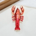 Dettaglio della spilla a forma di aragosta in smalto rosso con metallo dorato - Aragosta Rossa