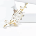 Detalle de broche de flor dorada con pétalos de nácar blanco y perlas brillantes - Estilo Rama de Flor de Ciruelo / Flor de Ciruelo (XZ1012)