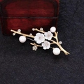 Broche fleur de prunier dorée avec pétales en nacre et perles blanches sur fond sombre - Style Branche de Fleur de Prunier / Or