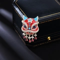 Chinese leeuw speld in goud met rood email en hangende roze edelsteen hangers - Leeuwendans-1