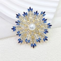 Elegante spilla a fiocco di neve dorata con perla centrale e pietre di zircone azzurre - Stile Girasole Blu (XZ1187)