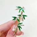Elegante spilla a bambù con foglie in smalto verde, piccoli diamanti e perla bianca - Stile Bambù Lungo Oro / Oro