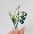 Eleganter Glockenblumen-Anstecknadel mit grünen Edelsteinen und bunten Kristallen in Goldoptik - Gold Blaue Maiglöckchen Brosche