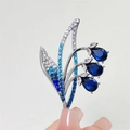 Details einer silbernen Glockenblumen-Brosche mit blauen Strasssteinen im Farbverlauf - Silber Blaue Maiglöckchen Brosche