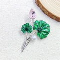 Elegante spilla a foglia di loto con smalto verde, bocciolo di cristallo rosa e perla - Spilla Foglia di Loto Argento