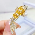 Broche carpe koï dorée avec cristaux jaunes, diamants blancs et perle pour femme - Broche Carpe Koï Or