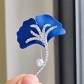 Luxuriöse Ginkgoblatt-Brosche mit blauen Blättern, weißen Strasssteinen und Perlendetail - Silberne Einblütenbrosche (Blaues Blatt)
