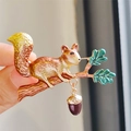 Schattige Japanse eekhoornspeld in goudmetaal met groene bladeren en eikel-hanger - Bruin