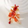 Eleganter Goldfisch-Anstecknadel mit roten Edelsteinen, einer Perle und orangefarbenem Emaille - Koi Fisch Perle