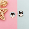 Vue détaillée de breloques chien pour bijoux sur fond bleu et rose - Husky (Noir) / Noir