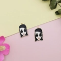 Vista detallada de dijes de chica de dibujos con boina y gafas para bisutería artesanal - Negro / Pequeño