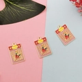 Detailopname van creatieve snackhangers met rood emaille ontwerp voor DIY-sieraden - Pittige Reepjes Roze