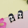 Detalle de colgantes de chica de dibujos animados con boina negra y gafas de sol en metal - Negro / Grande