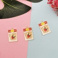 Macro-opname van grappige DIY-hangers met rood en wit emaille voor sieraden maken - Pittige Reepjes Wit