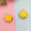 Détails des pendentifs burger en résine avec graines de sésame et couches de laitue - Hamburger