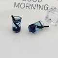 Makro-Detail blauer Milchtee-Miniaturanhänger aus Harz mit Glitzer für DIY-Schmuckherstellung - Königsblau