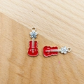 Detail eines roten Emaille-Gitarrenanhängers mit blauen Strasssteinen für DIY-Schmuck - Rot