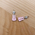 Detailansicht von zwei rosa Emaille-Gitarrenanhängern mit Goldlegierung und funkelnden Strass - Rosa