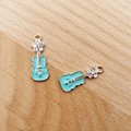 Detailansicht goldener Gitarren-Anhänger mit cyanblauer Emaille und kleinen Diamanten - Blau