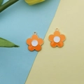 Dettaglio di pendenti floreali in lega con petali arancioni e finitura dorata per gioielli - Arancione