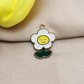 Dettaglio del ciondolo a fiore in lega con petali bianchi e centro giallo su raso - Bianco