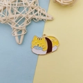 Gros plan d'un pendentif en alliage de sushi de chat mignon pour bijoux et artisanat - Chat mangeant du poisson