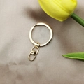 Porte-clés doré avec fermoir mousqueton sur satin champagne et décor d'une tulipe jaune - Grand Porte-clés