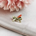 Macro-opname van gouden strik bedeltjes met holle textuur voor DIY-sieraden maken - Antiek Gouden Strik Oorknopjes