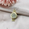 Macro-opname van de vergulde horlogevormige hanger met witte glanzende strass - Gouden Stras Horloge Hanger