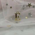 Détail du pendentif lettre E doré pour la création de bijoux DIY et de boucles d'oreilles - Lettre E