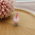 Λήψη macro από μινιατούρες ρητίνης bubble tea με πολύχρωμες χάντρες σε ξύλινο δίσκο - Πολύχρωμο Μπουκάλι Τσάι Γάλακτος