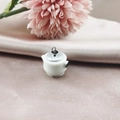 Pendentif théière miniature blanche raffinée avec couvercle argenté sur soie - Cuiseur à riz