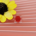 Dettaglio pendente in resina quadrata con nucleo rosso e anello d'oro per gioielli fai da te - Stile Cubo con Pom Pon / Rosso Brillante