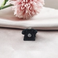 Vue détaillée d'un pendentif en résine de téléphone noir vintage sur satin champagne - Téléphone
