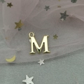 Pendentif lettre M dorée en alliage pour création de colliers et bijoux DIY - M