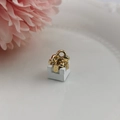 DIY Goldener Geschenkbox-Anhänger aus polierter Legierung für Schmuckdesign - Weiß