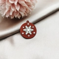 Colgante navideño de copo de nieve con esmalte rojo, perlas pequeñas y pedrería para joyería - Pieza de copo de nieve