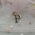 Pendentif lettre P doré en alliage avec finition polie et anneau de suspension - Lettre P
