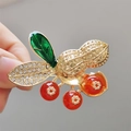 Elegante spilla a forma di arachide dorata con perle rosse, foglie verdi e strass luce - Oro