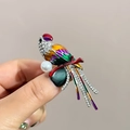 Détail de la broche perroquet en émail multicolore ornée de strass et d'une perle blanche - Style Perroquet Argenté