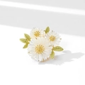 Elegante broche de margarita con pétalos blancos, estambres dorados y hojas verdes - Estilo Flor de Margarita (XZ1330)