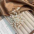 Elegante spilla a fuochi d'artificio in filo dorato con perle radiose e design floreale di lusso - Stile Perla e Fiocco di Neve