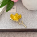 Detailaufnahme der gelben Emaille-Magnolienbrosche mit goldener Hammerschlag-Textur - Gelb (XZ1273) / Gelb