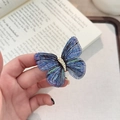 Dettaglio spilla a farfalla con ricamo sfumato blu e viola su metallo dorato raffinato - Spilla Farfalla Ricamata Sfumata-Viola