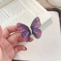 Dettaglio della spilla a farfalla in pizzo ricamato sfumato viola e blu con corpo dorato - Spilla Farfalla Ricamata Sfumata-Rosa