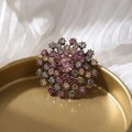 Elegante spilla a fiore di dente di leone con strass colorati su base dorata - Dente di Leone Strass Multicolore