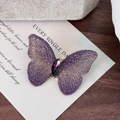 Detalle de broche de mariposa púrpura bordado a mano con una gema púrpura facetada - Púrpura (4x3cm)